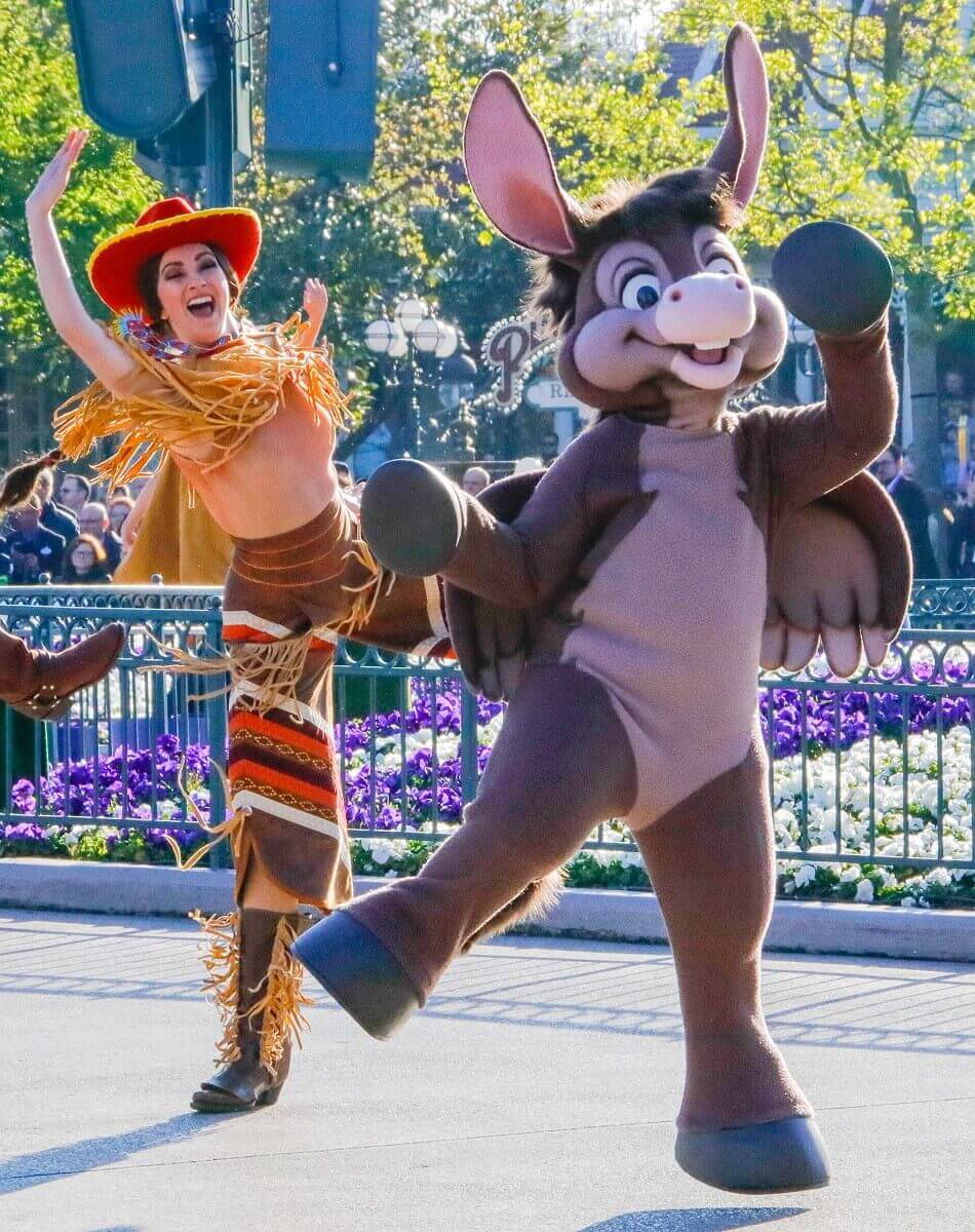 Der fliegende Esel aus dem Film die Drei Caballeros und ein Cowgirl tanzen bei der Geburtstagsparade im Disneyland Park