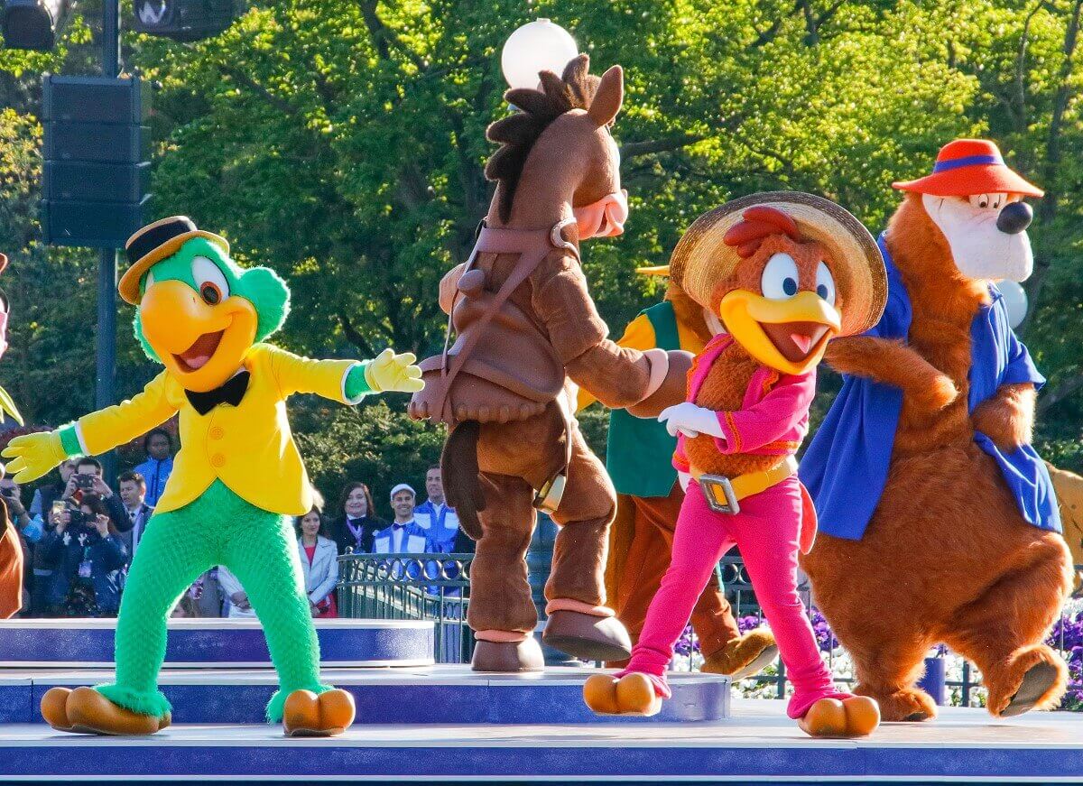 Jose Carioca, Panchito und Br'er Bear auf der Bühne vor dem Schloss bei der Show zum 25. Geburtstag von Disneyland Paris