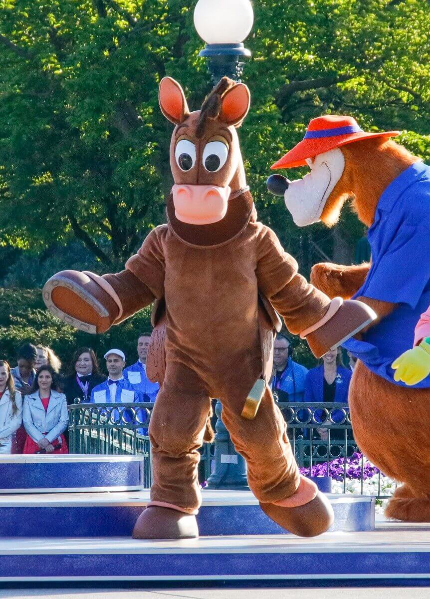 Burrito, der fliegende Esel aus dem Film Drei Caballeros auf der Bühne, dahinter ist Br'er Bear zu erkennen
