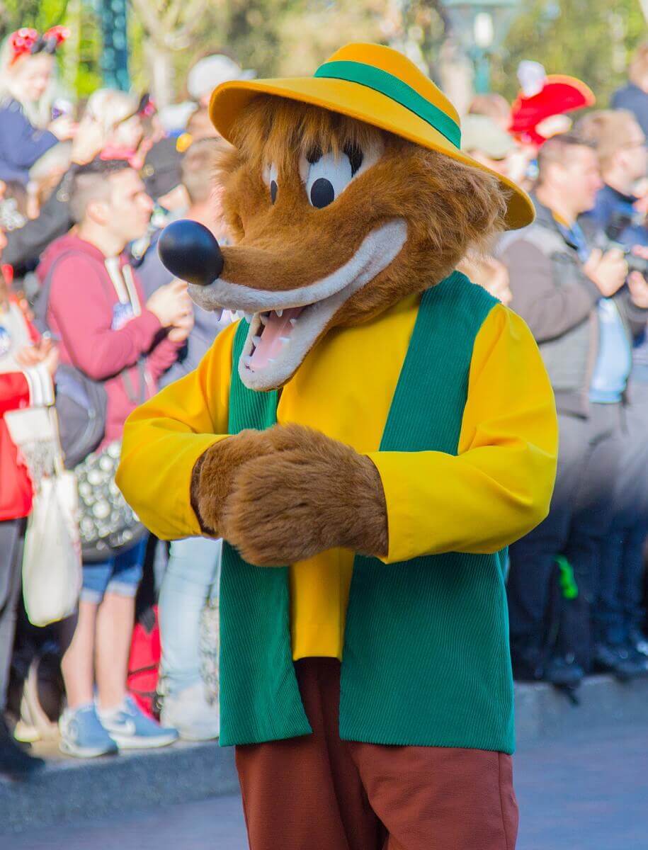 Der Fuchs Br'er Foy mit seinem gelben Hut und der grünen Westen bei der Geburtstagsshow in Disneyland Paris