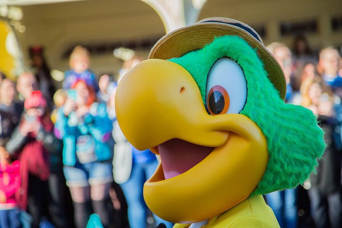Nahaufnahme des Papageien José Carioca auf der Main Street, U.S.A. in Disneyland Paris