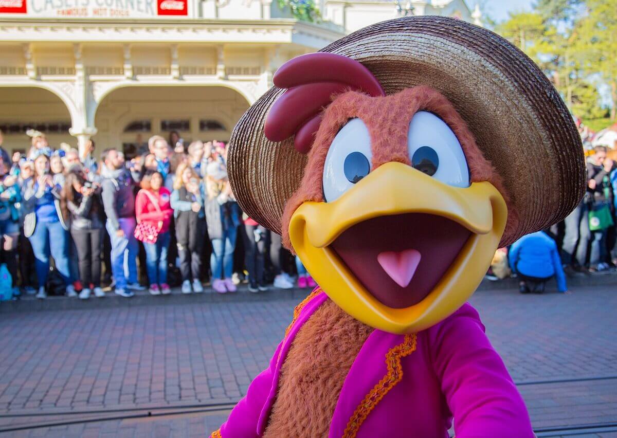 Nahaufnahme von Panchito Pistoles auf der Main Street, U.S.A. - der Hahn schaut direkt in die Kamera