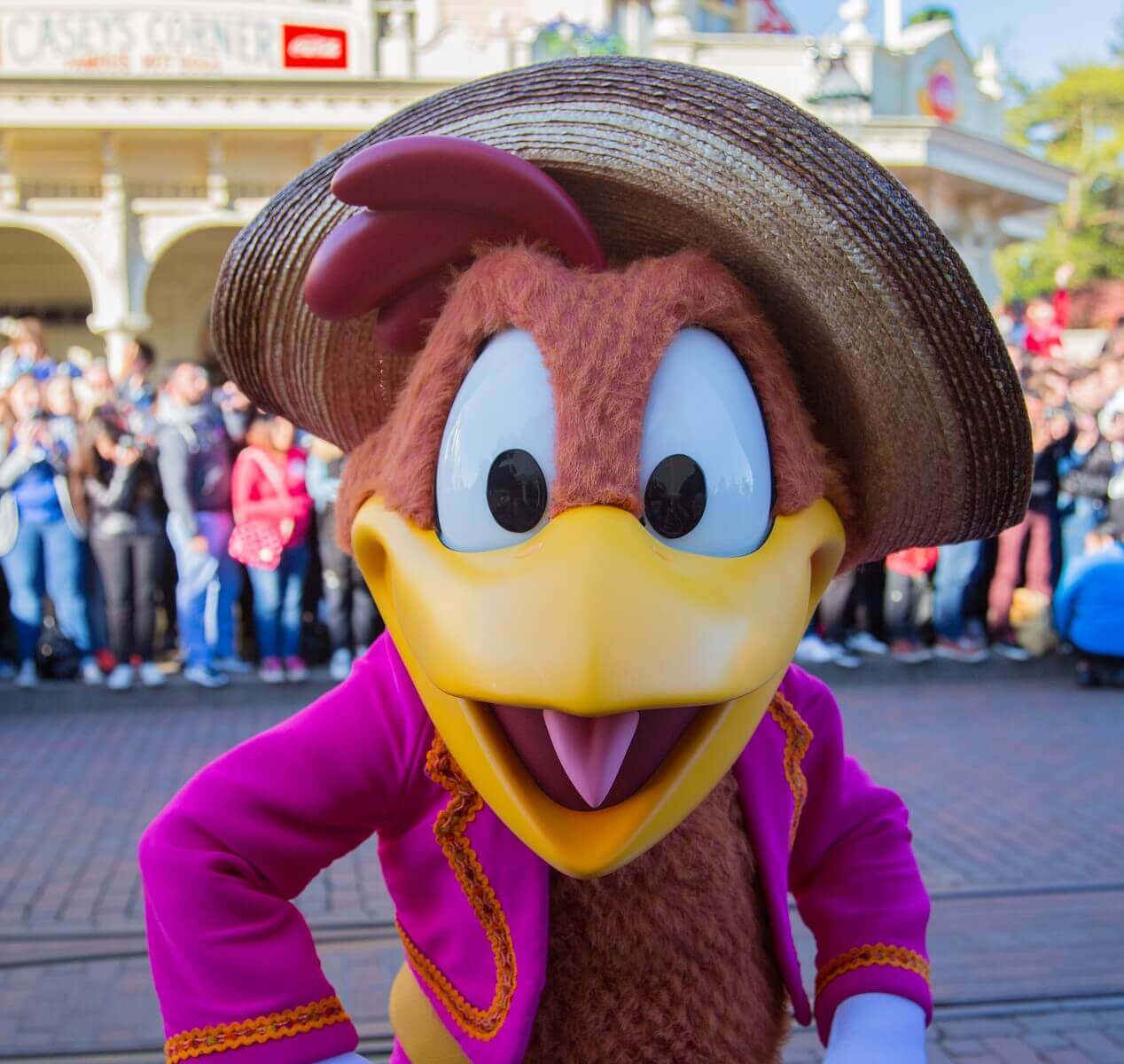 Der Hahn Panchito Pistoles schaut direkt in die Kamera - hinter ihm sieht man die Zuschauer der Geburtstagsparade
