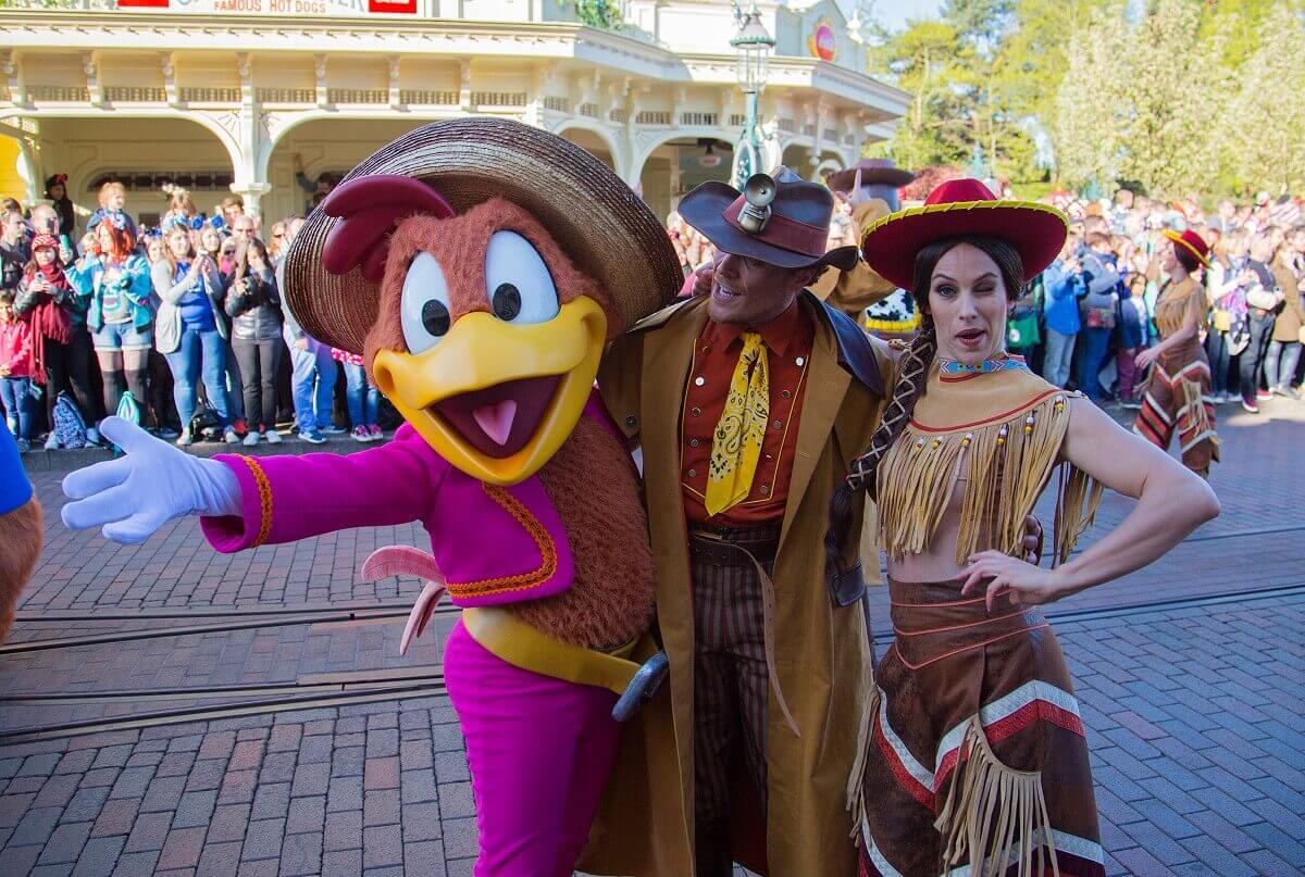 Panchito Pistoles mit einem Cowboy und einem Cowgirl bei der Geburtstagsshow von Disneyland Paris