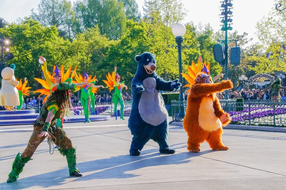 Balu und König Louis tanzen auf dem Central Plaza bei der Show zum 25. Geburtstag von Disneyland Paris