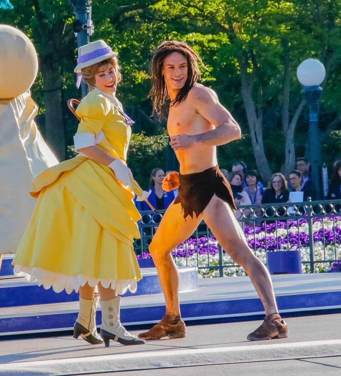 Auf der Bühne direkt auf dem Central Plaza tanzen Tarzan und Jane bei der Geburtstagsshow von Disneyland Paris am 12. April 2017