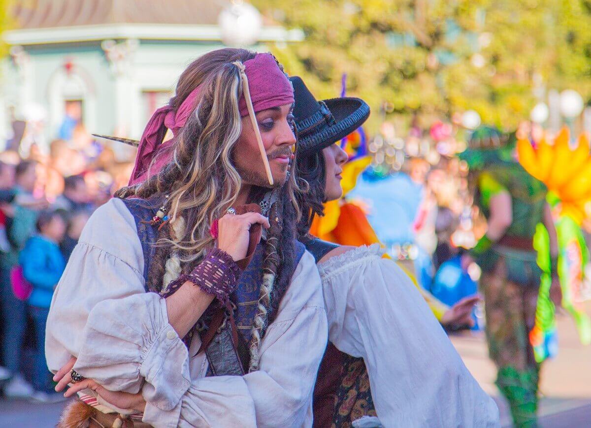 Captain Jack Sparrow steht Rücken an Rücken mit der piratin Angelica