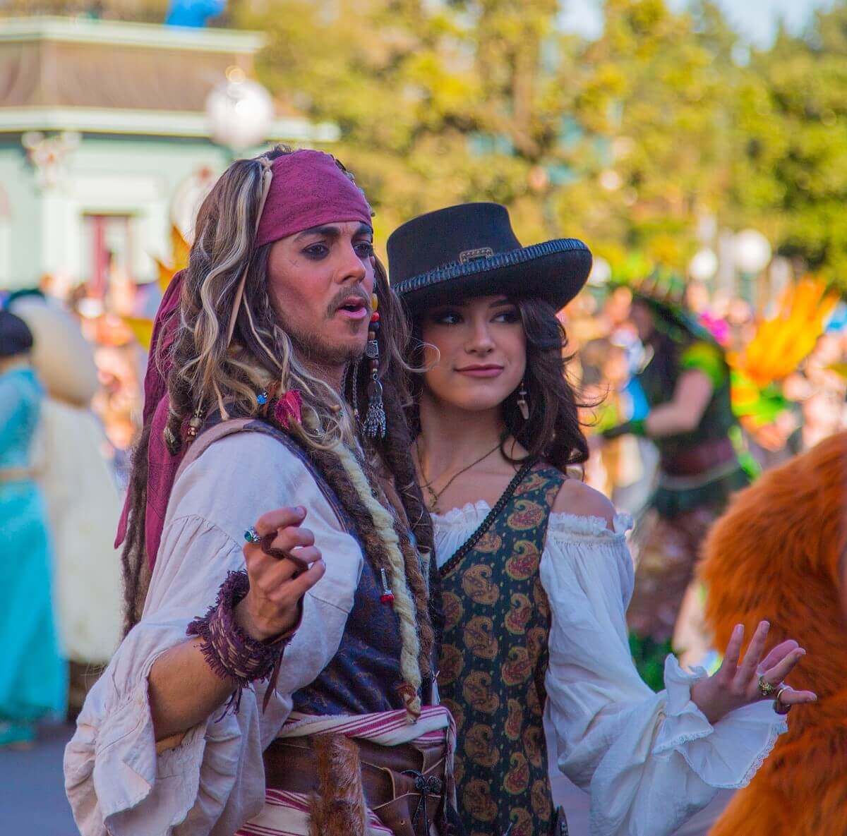 Seitliche Aufnahme von Jack Sparrow, der Angelica umarmt