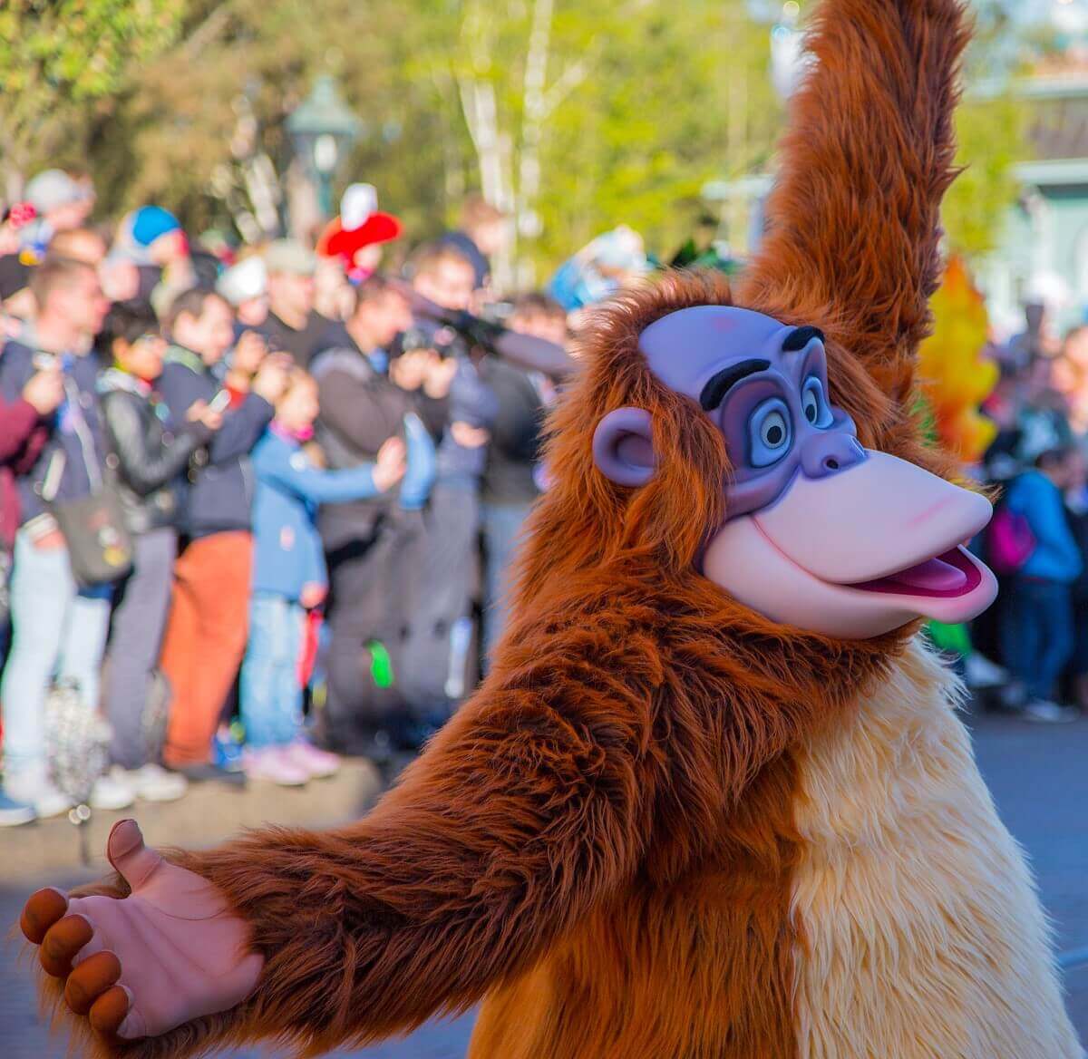 Der Affenkönig King Louis tanzt mit ausgebreiteten Armen bei der Geburtstagsshow von Disneyland Paris