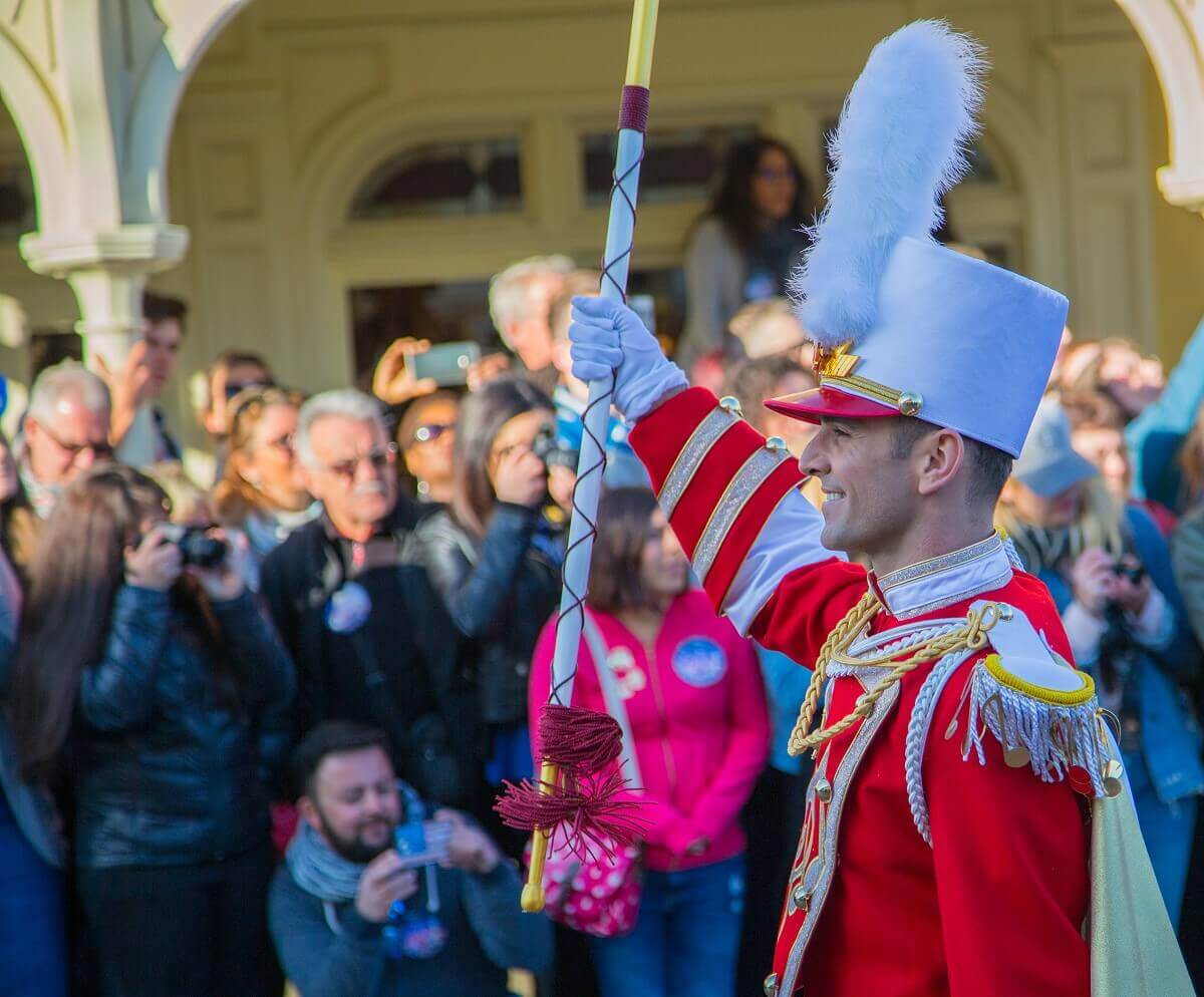 Der Anführer der Marching Band marschiert voller Stolz über die Main Street, U.S.A.