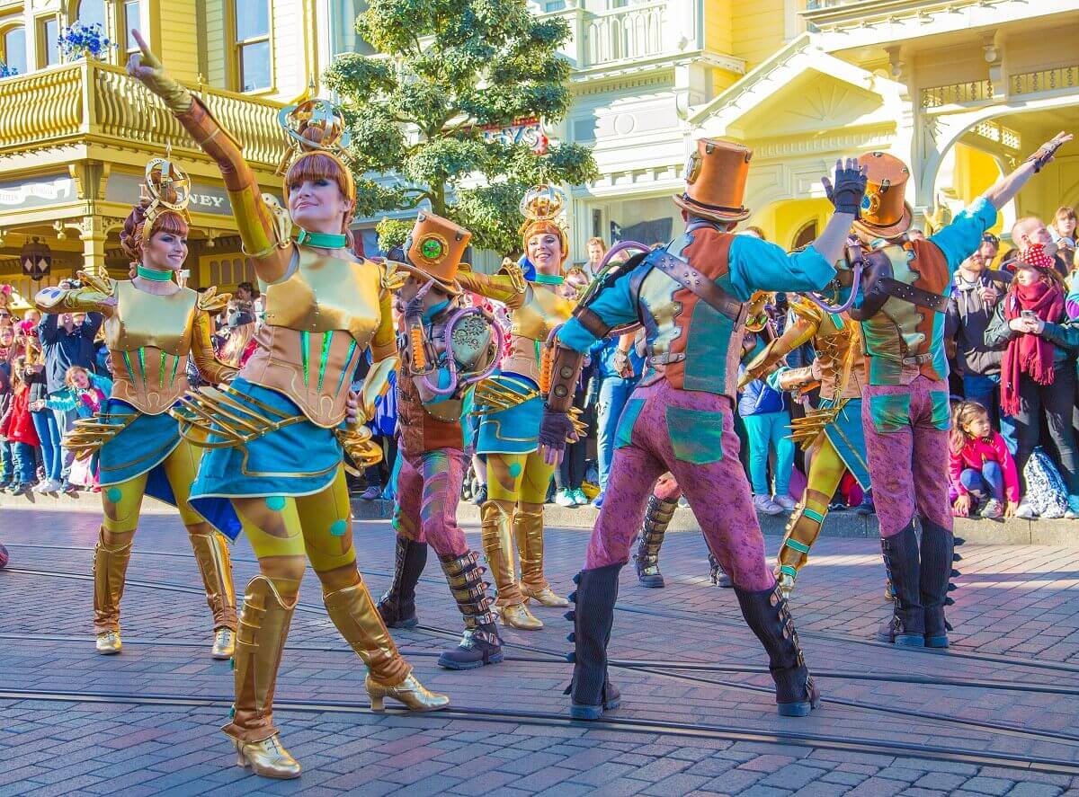 Eine Tanzformation im Steampunklook präsentiert ihre Tanzkünste auf der Main Street, U.S.A.