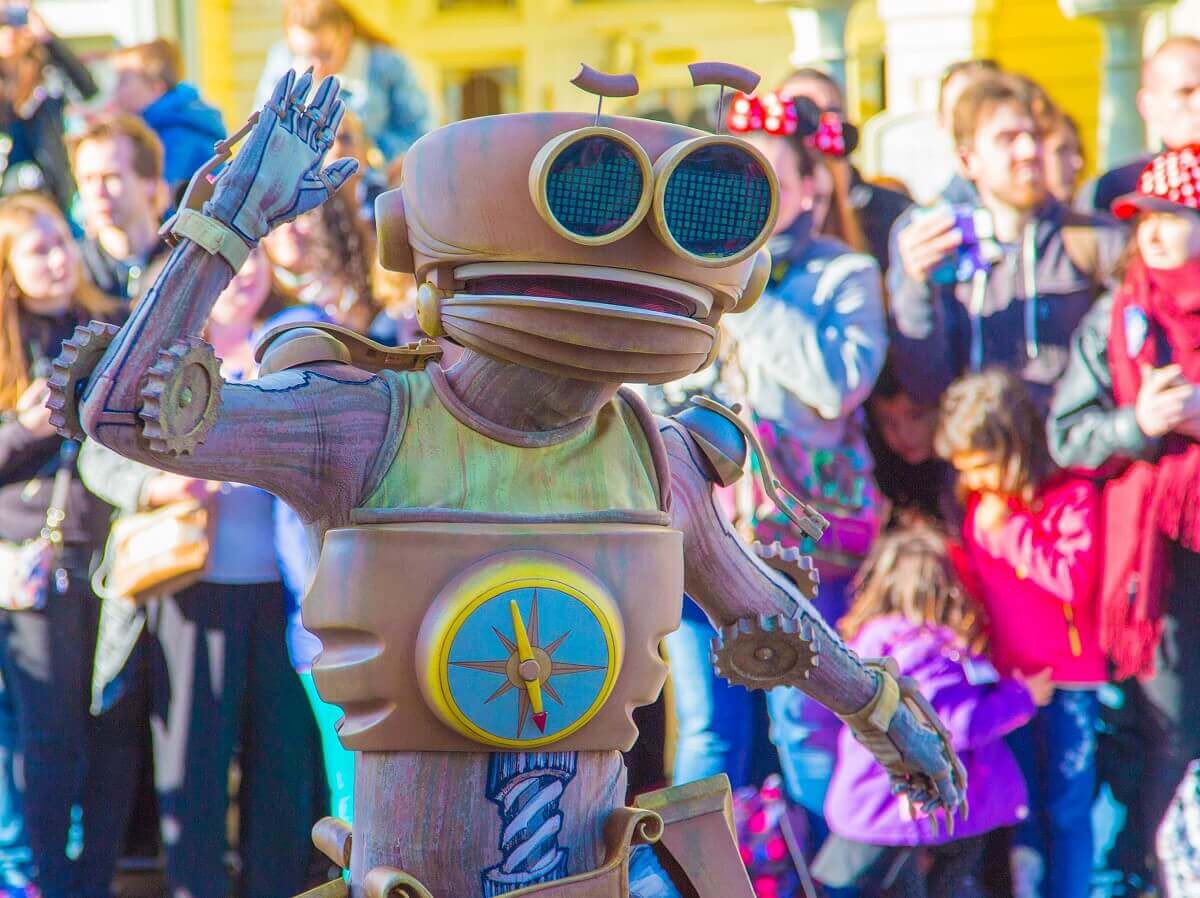 Der Roboter B.E.N. ist bei der Geburtstagsshow von Disneyland Paris auf der Main Street, U.S.A. unterwegs
