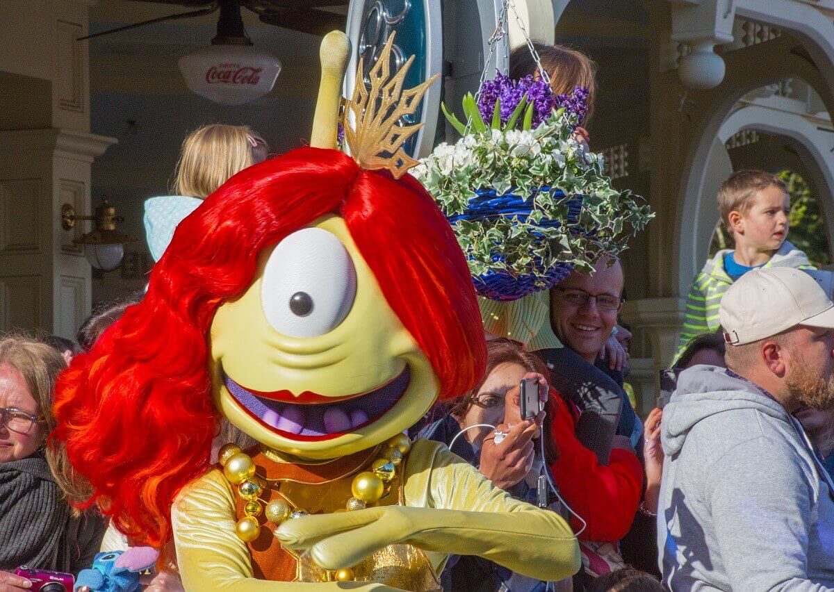 Alien Agent Pleakley mit roter Langhaarperücke auf der Main Street, U.S.A. in Disneyland Paris