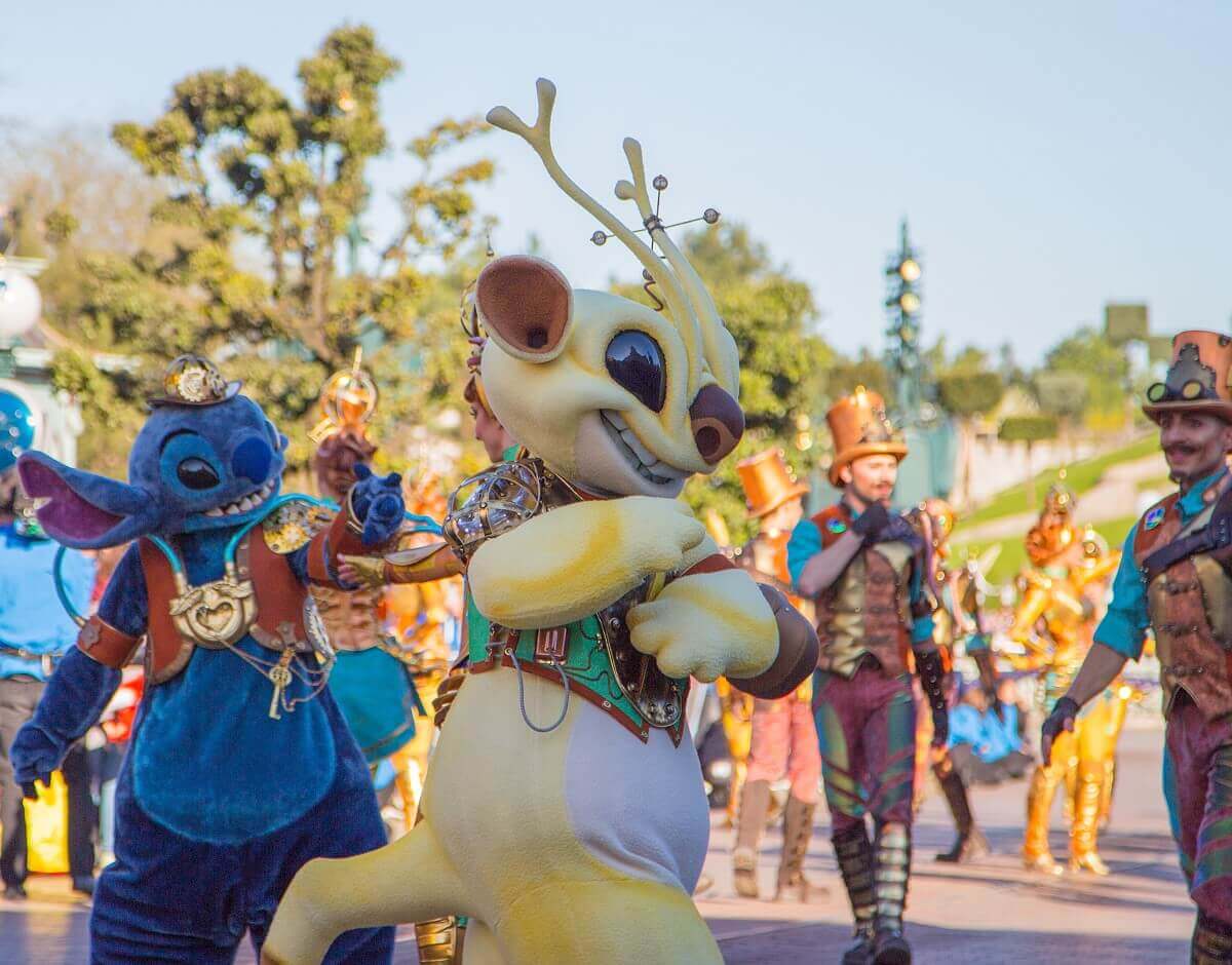 Die beiden Aliens Sparky und Stitch tanzen bei der Geburtstagsshow zu Disneyland Paris 25. Jubiläum über die Main Street, U.S.A.