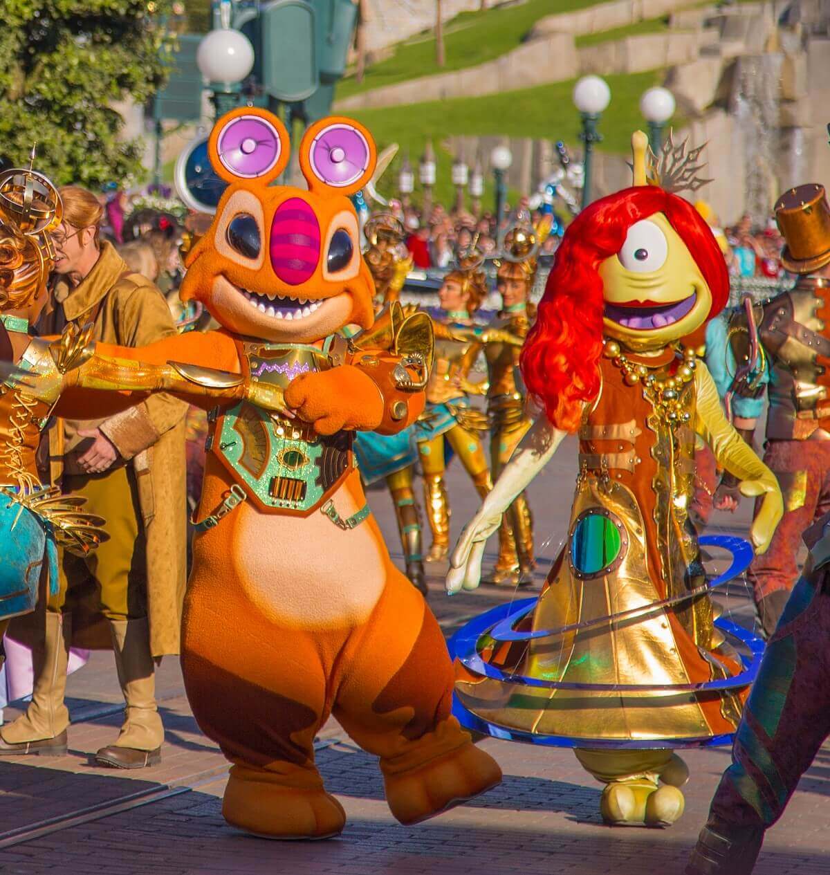 Die Aliens Experiment 258 & Agent Pleakley tragen Kostüme im Steampunklook und werden von der Sonne angestrahlt