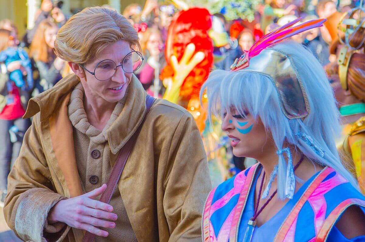 Milo Thatch und Prinzessin Kida scheinen ins Gespräch vertieft zu sein