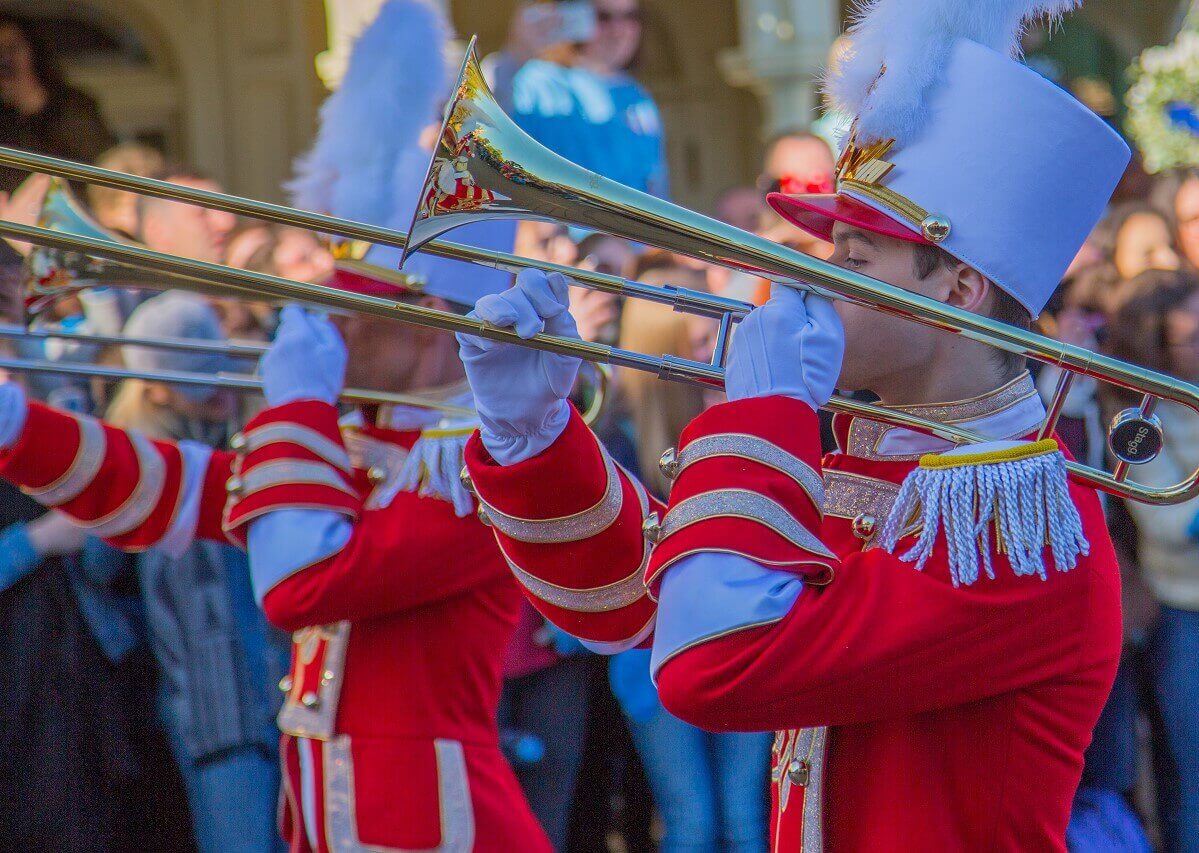 Zwei Posaunisten der Marching Band, die bei der Parade zum 25. Geburtstag von Disneyland Paris mitmarschiert