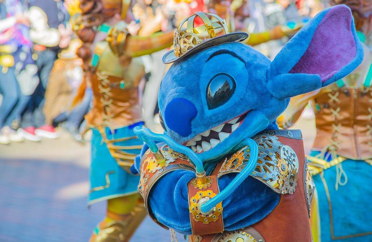 Experiment 626, auch als Stitch bekannt, trägt ein Steampunkkostüm mit einem Hidden Mickey an der Schulter
