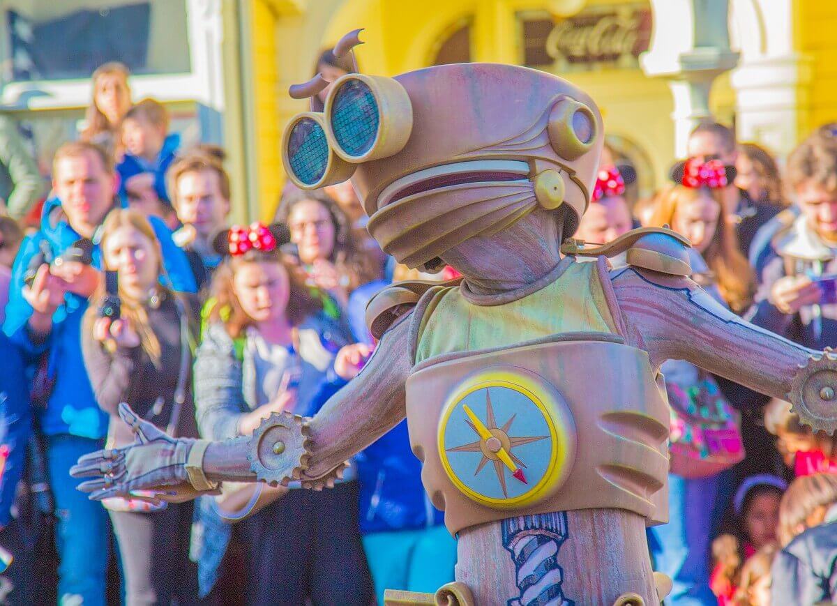 Der Roboter B.E.N. tanzt mit ausgebreiteten Armen auf der Main Street, U.S.A. in Disneyland Paris