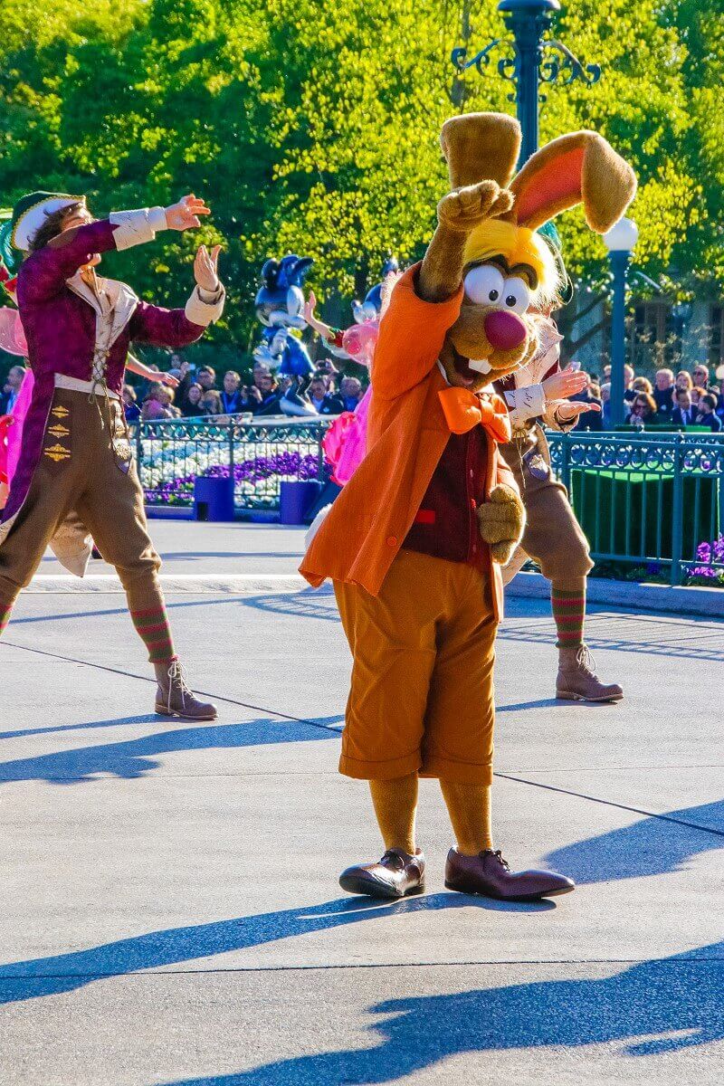Der Märzhase steht auf dem Central Plaza und hat eine Pfote zum Gruß gehoben