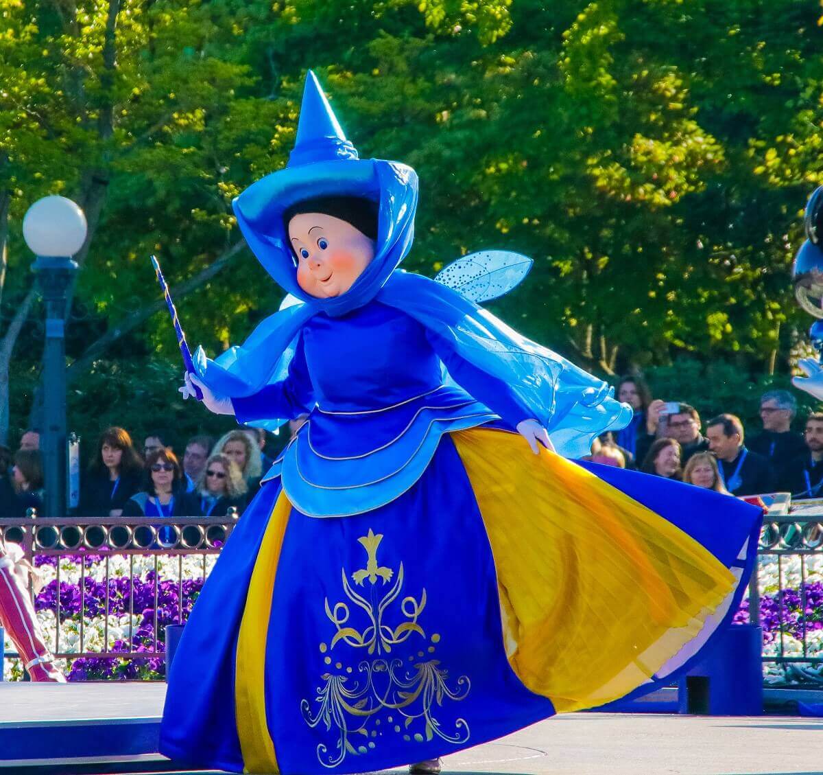 Die Fee Merryweather, auch als Sonnenschein bekannt, in ihrem blauen Kleid, das am Rock einige gelbe Elemente aufweist