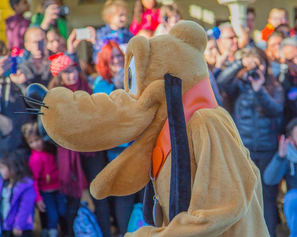 Pluto bei der Parade zum 25. Geburtstag, von der Seite aus aufgenommen