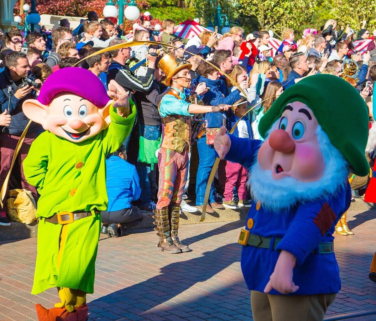 Die beiden Zwerge Pimpl und Seppel winken bei der Parade zum 25. Geburtstag von Disneyland Paris ins Publikum
