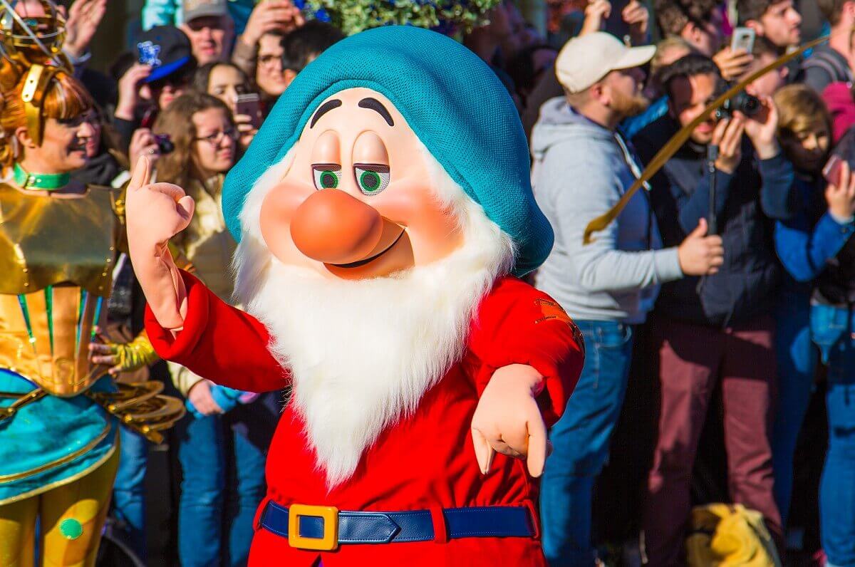 Zwerg Sleepy / Schlafmütz winkt bei der Geburtstagsshow in Disneyland Paris ins Publikum