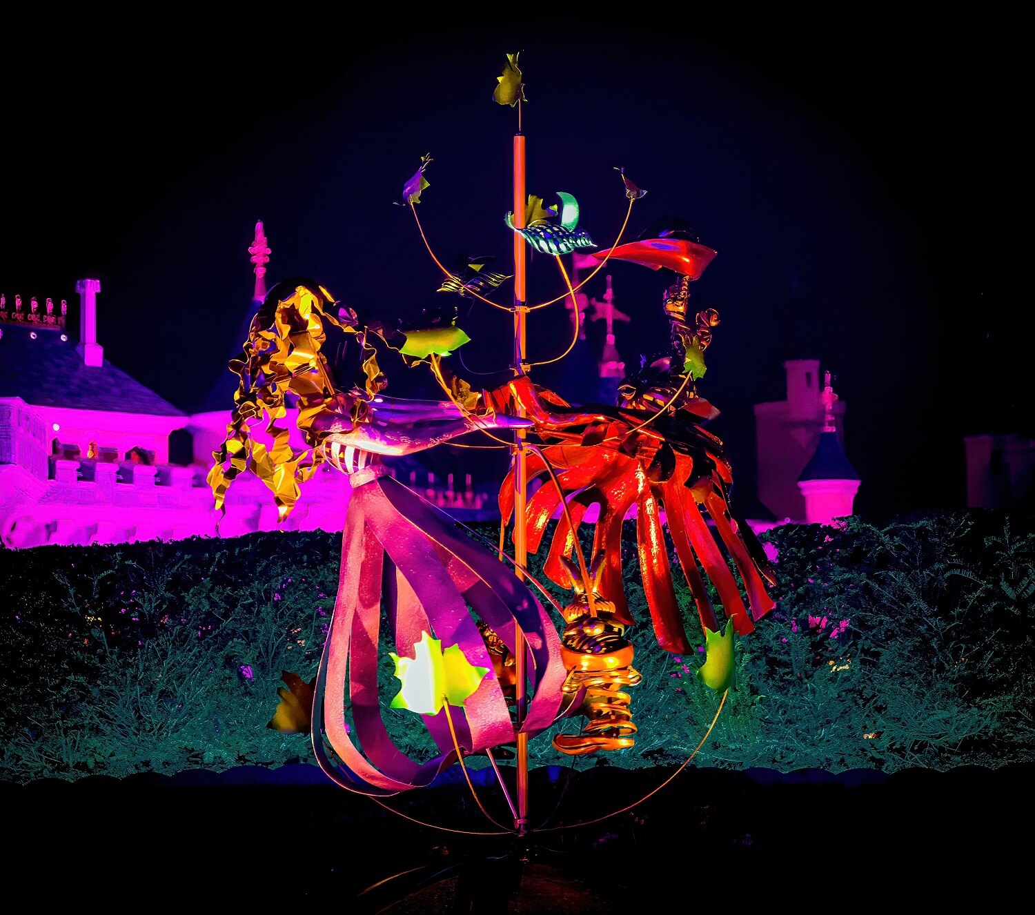 Skulptur bei den Gardens of Wonder, die Aurora und Prinz Phillip zeigt, die miteiander tanzen