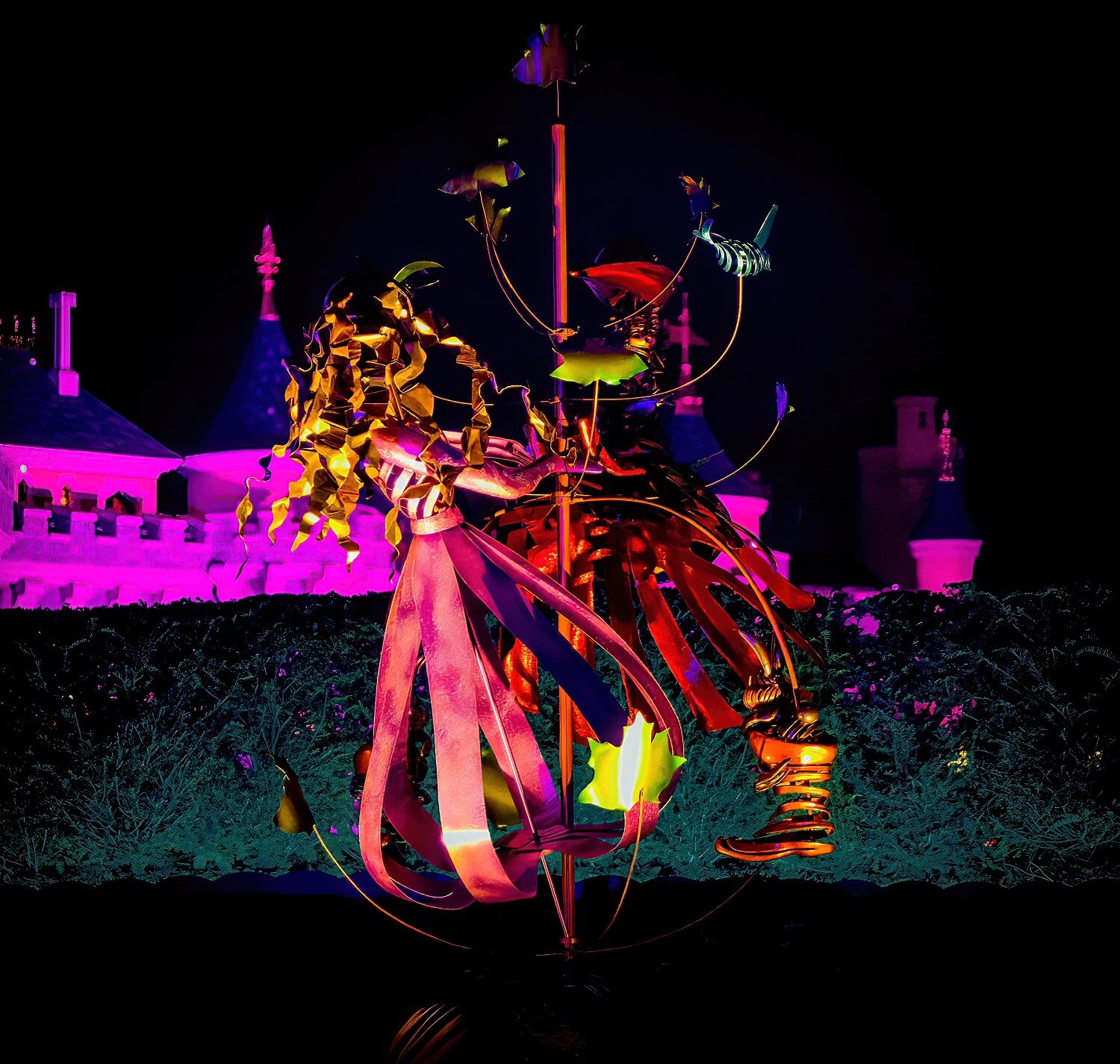 Nahaufnahme bei Dunkelheit von der bleuchteten Skulptur, die Aurora und Prinz Phillip beim Tanzen zeigt