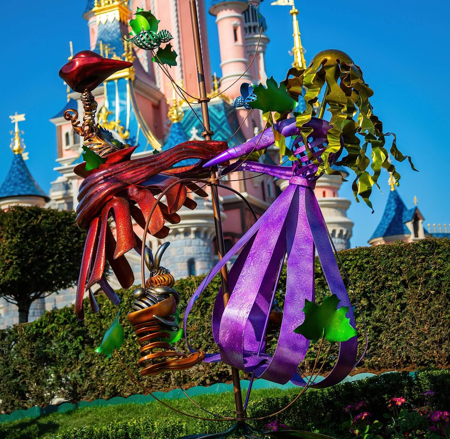 Künstlerische Skulptur von Prinz Phillip und Prinzessin Aurora beim Tanz vor dem Sleeping Beauty Castle
