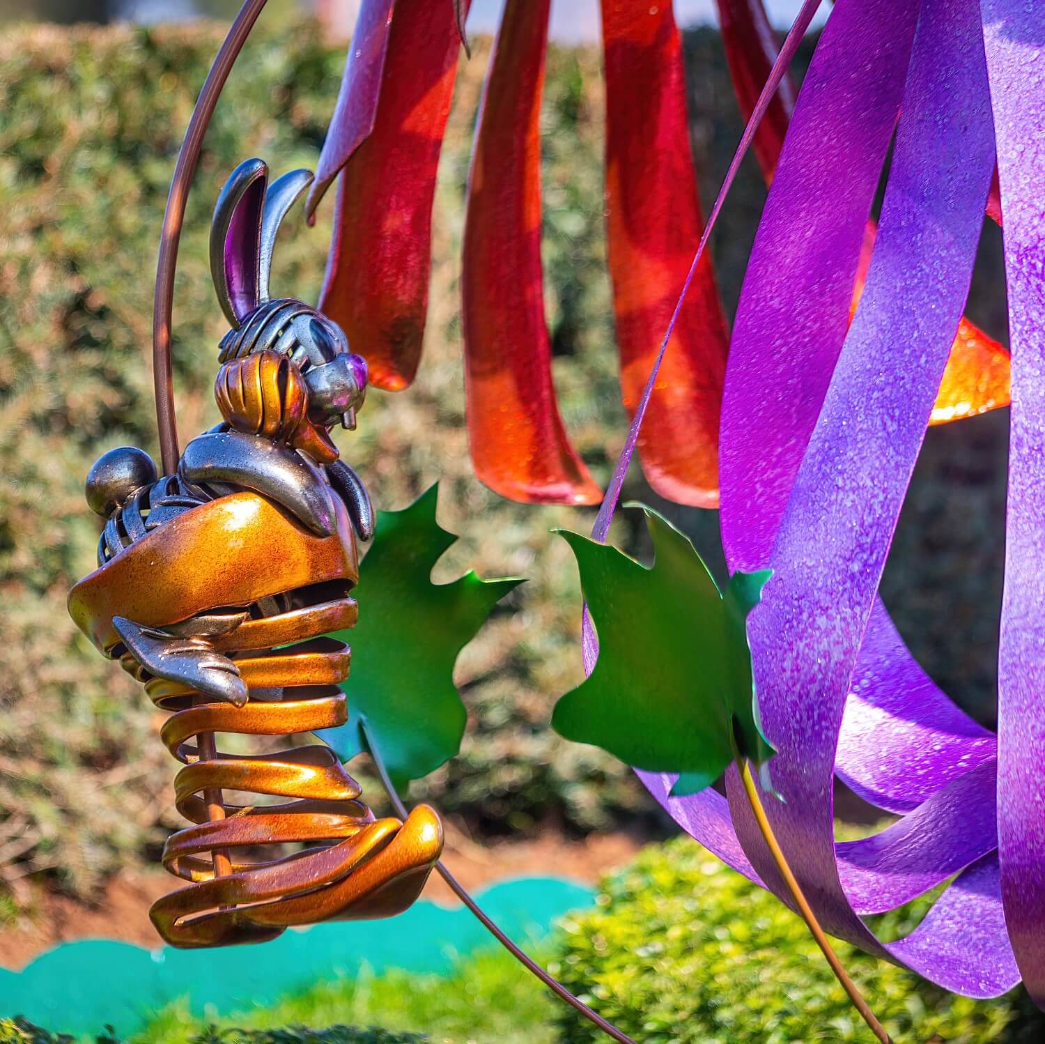 Witziges Detail einer Gardens of Wonder Skulptur: ein Kaninchen sitzt im Stiefel von Prinz Phillip