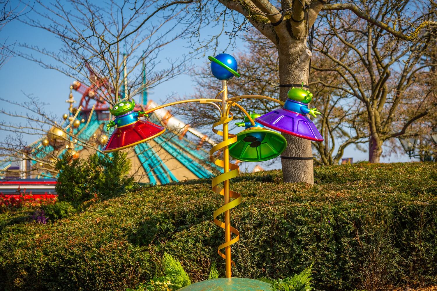 Skulptur in den Gardens of Wonder, die drei Toy Story Aliens in fliegenden Untertassen zeigt