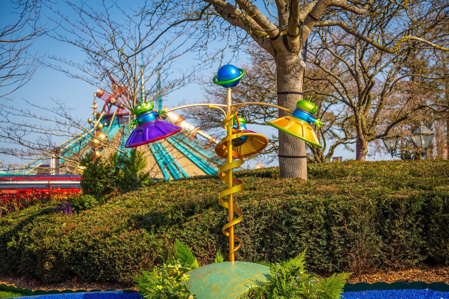Toy Story Aliens Skulptur in den Gardens of Wonder, die drei grüne Aliens in fliegenden Untertassen zeigt