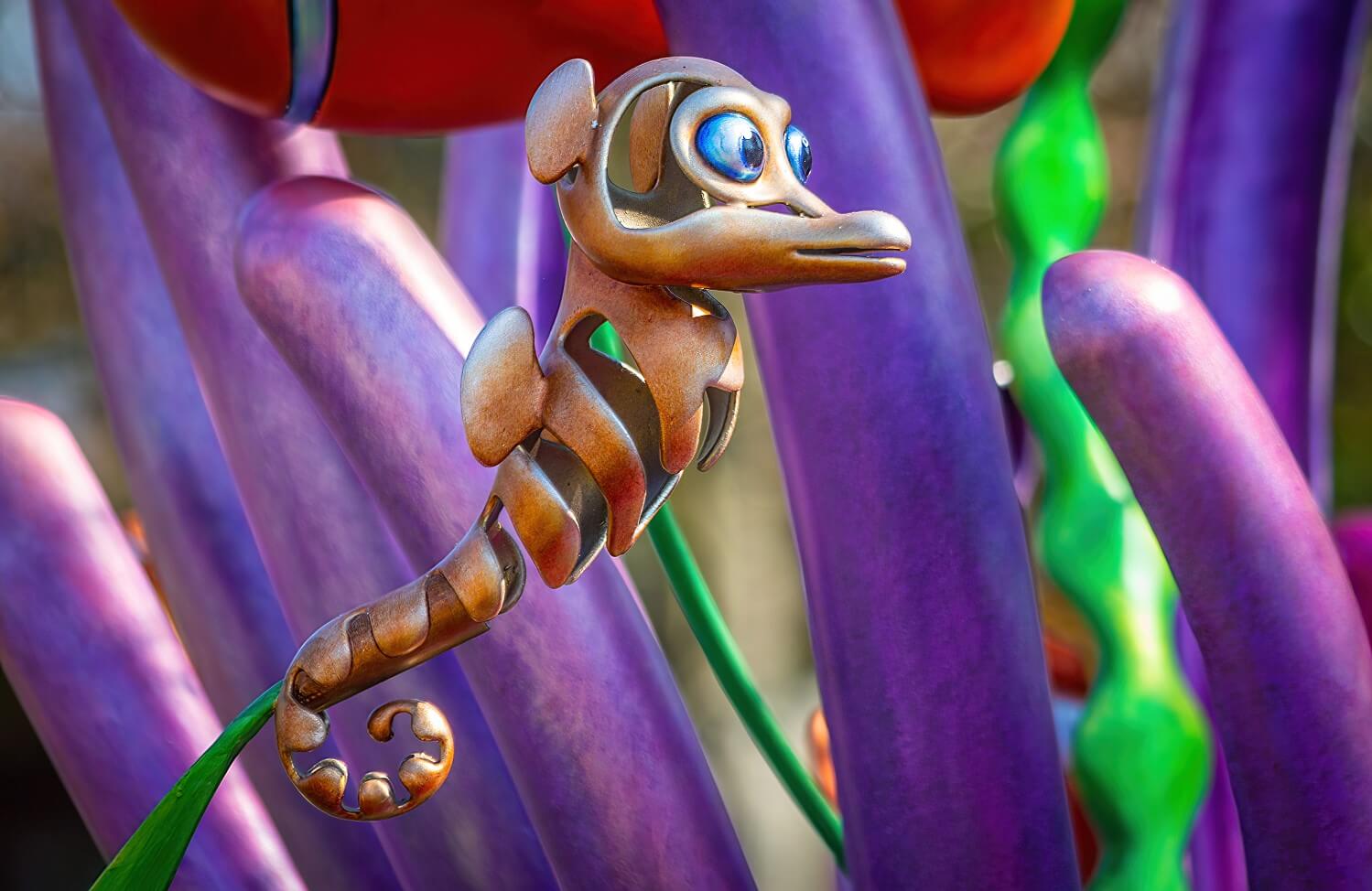 Nahaufnahme eines Seepferdchens, das Teil der Findet Nemo Skulptur ist