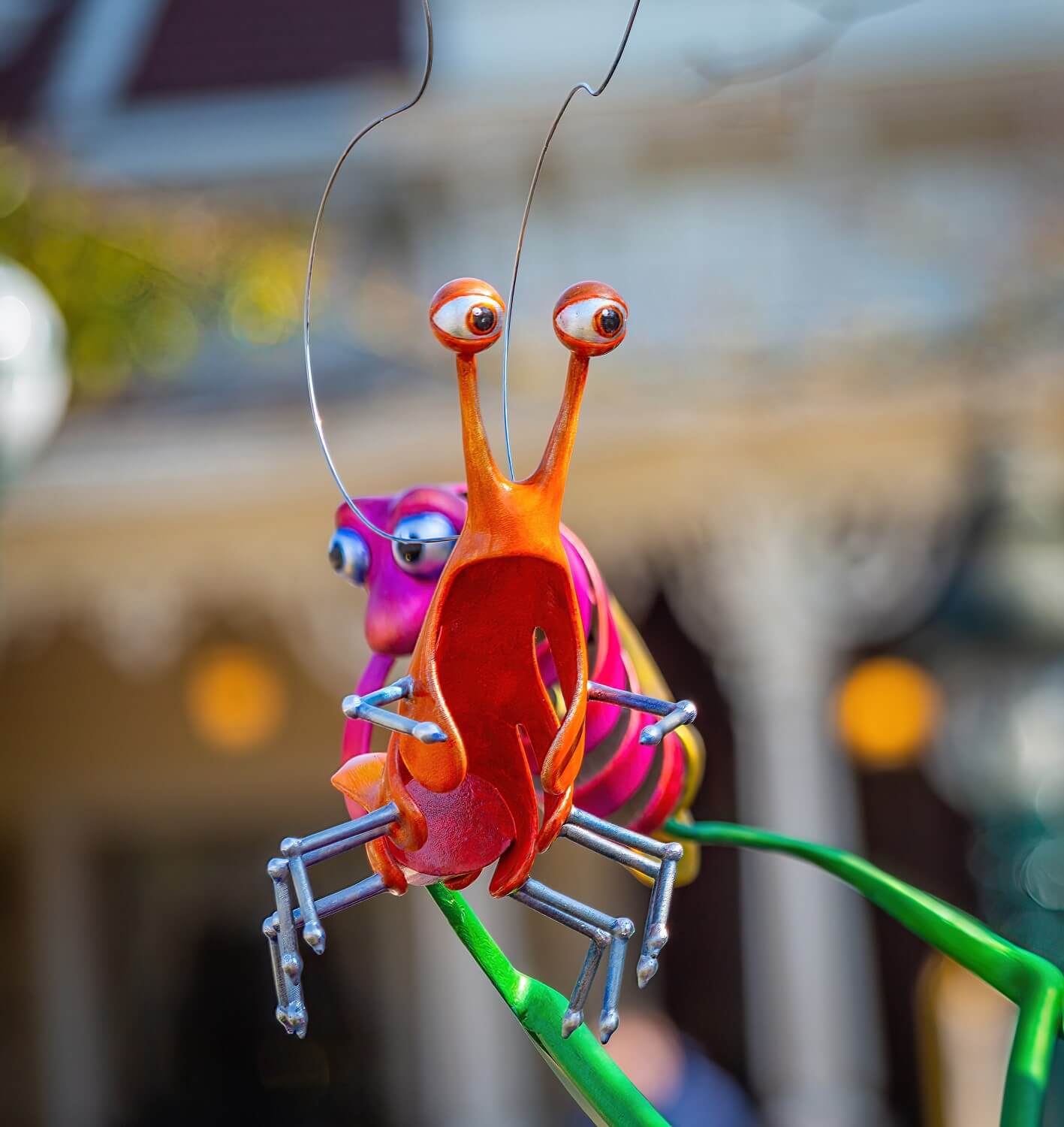 Nahaufnahme der Garnele Jacques, die Teil der Findet Nemo Skulptur ist