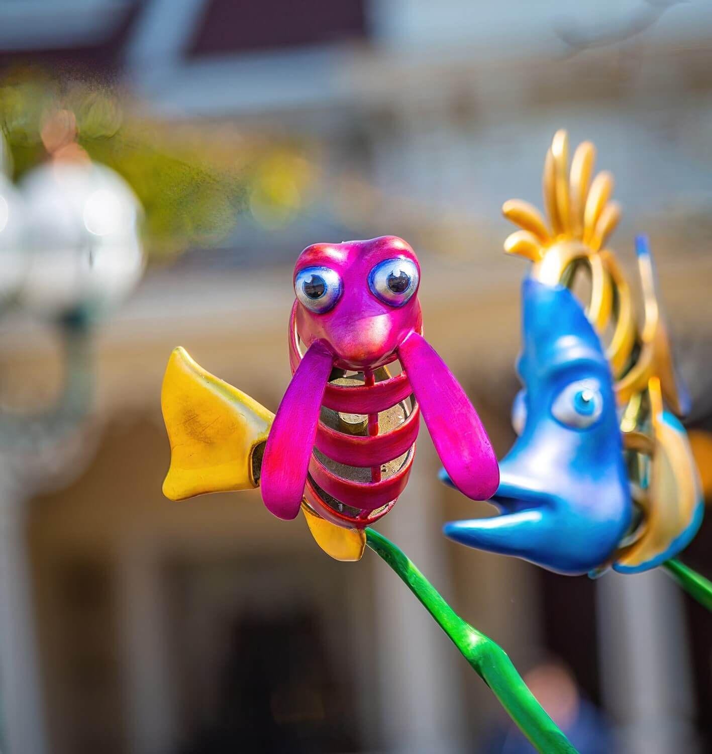 Nahaufnahme eines rosafarbenen Fischs, dahinter ein blau-gelber Fisch - beide sind Teil der Findet Nemo Skulptur in den Gardens of Wonder