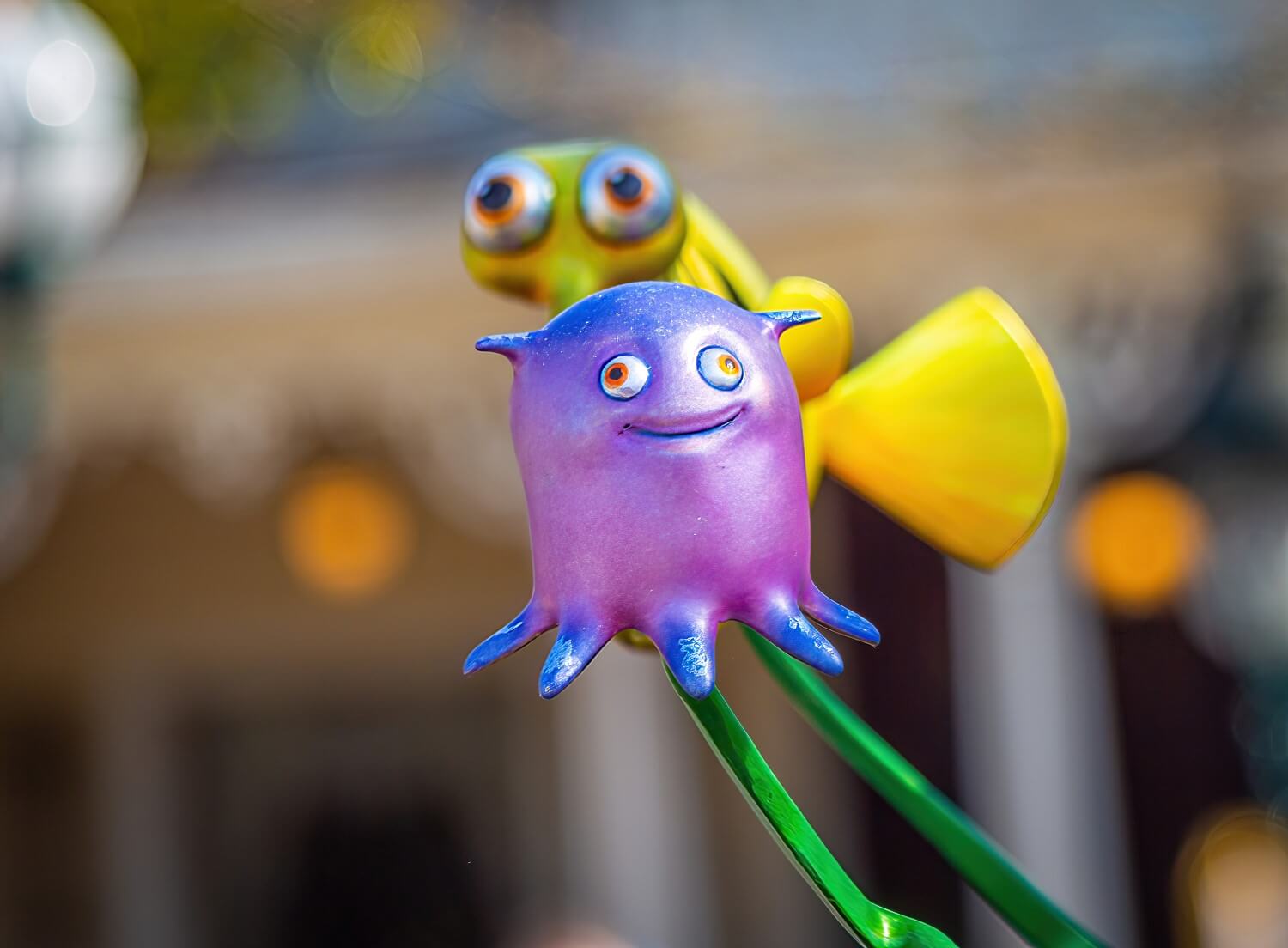 Nahaufnahme des kleines pinkten Oktopusses Perle als Teil der Findet Nemo Skulptur