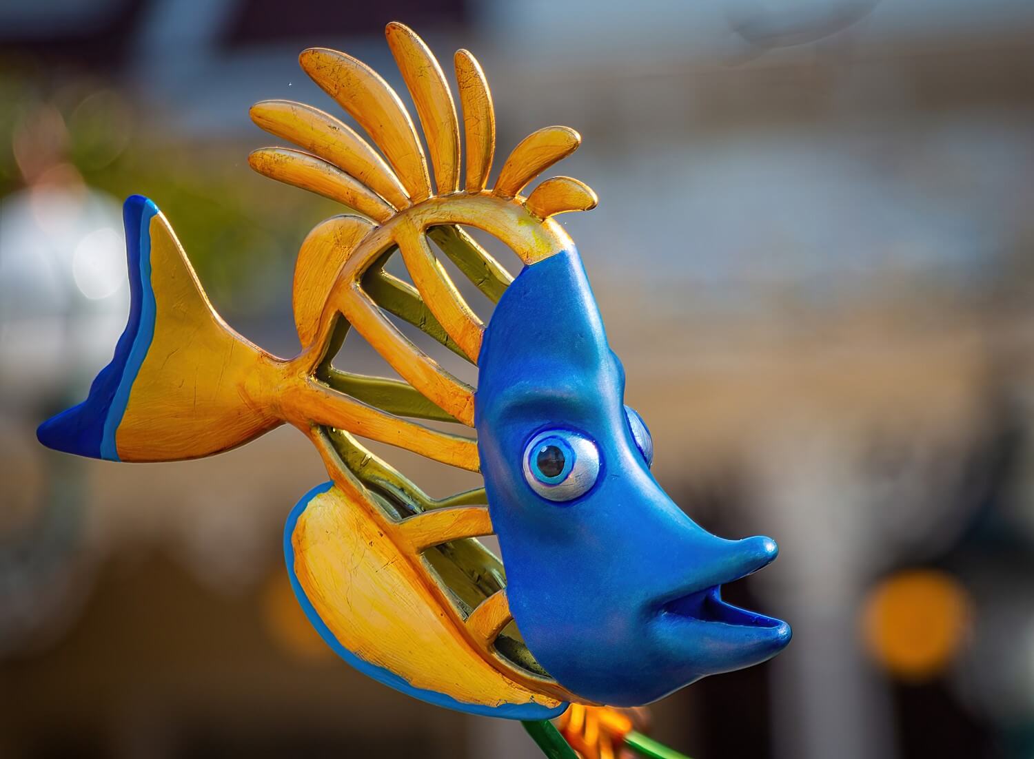 Detailaufnahme der Findet Nemo Skulptur, die einen gelb-blauen Fisch zeigt