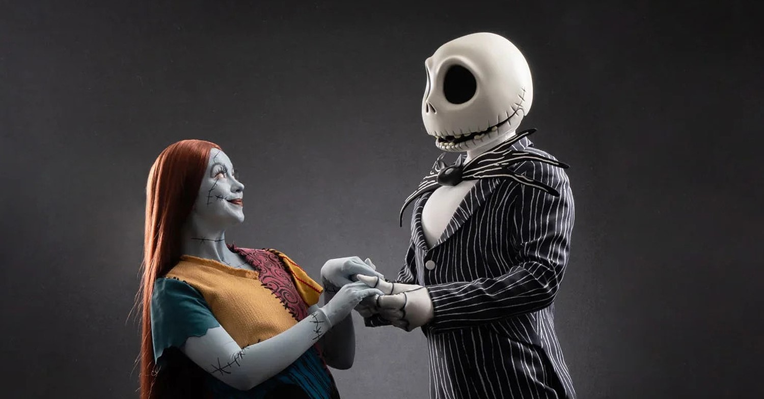 Jack und Sally Jack Sekllington und Sally halten sich an den Händen und schauen sich an