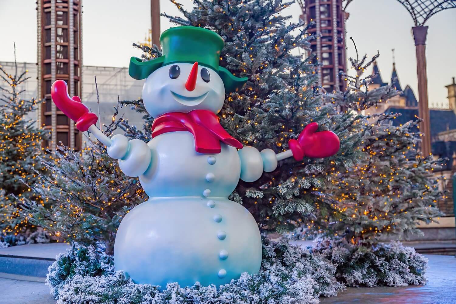 Lächelnder Schneemann mit ausgebreiteten Armen