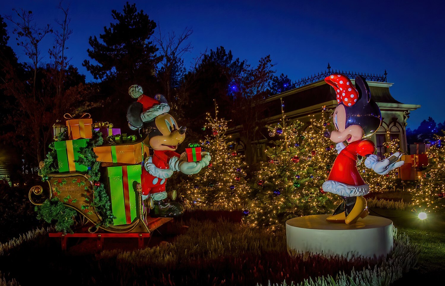 Mickey Mouse und Minnie Mouse in weihnachtlicher Landschaft bei Nacht