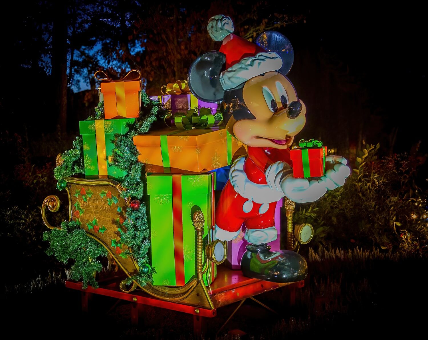 Mickey Mouse mit einem Schlitten voller Geschenke