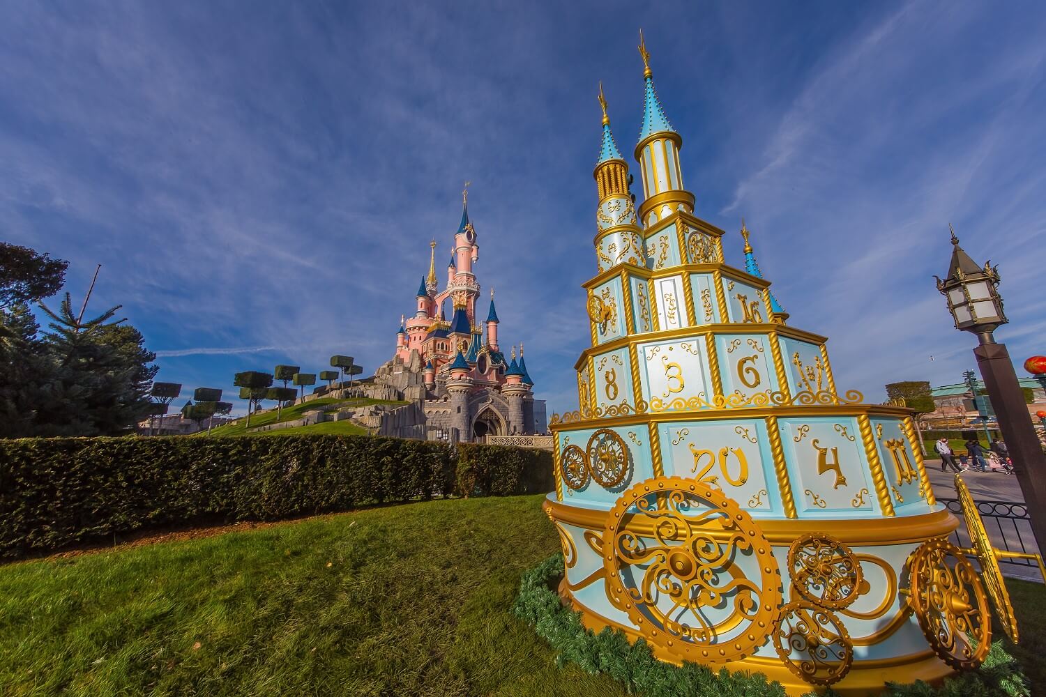 Der riesige Adventskalender von Disneyland Paris hat die Form des Sleeping Beauty Castle, das auch im Hintergrund zu sehen ist