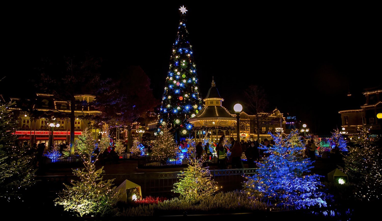 Überblick über den nächtlichen Town Square mit dem riesigen Weihnachtsbaum in der Mitte