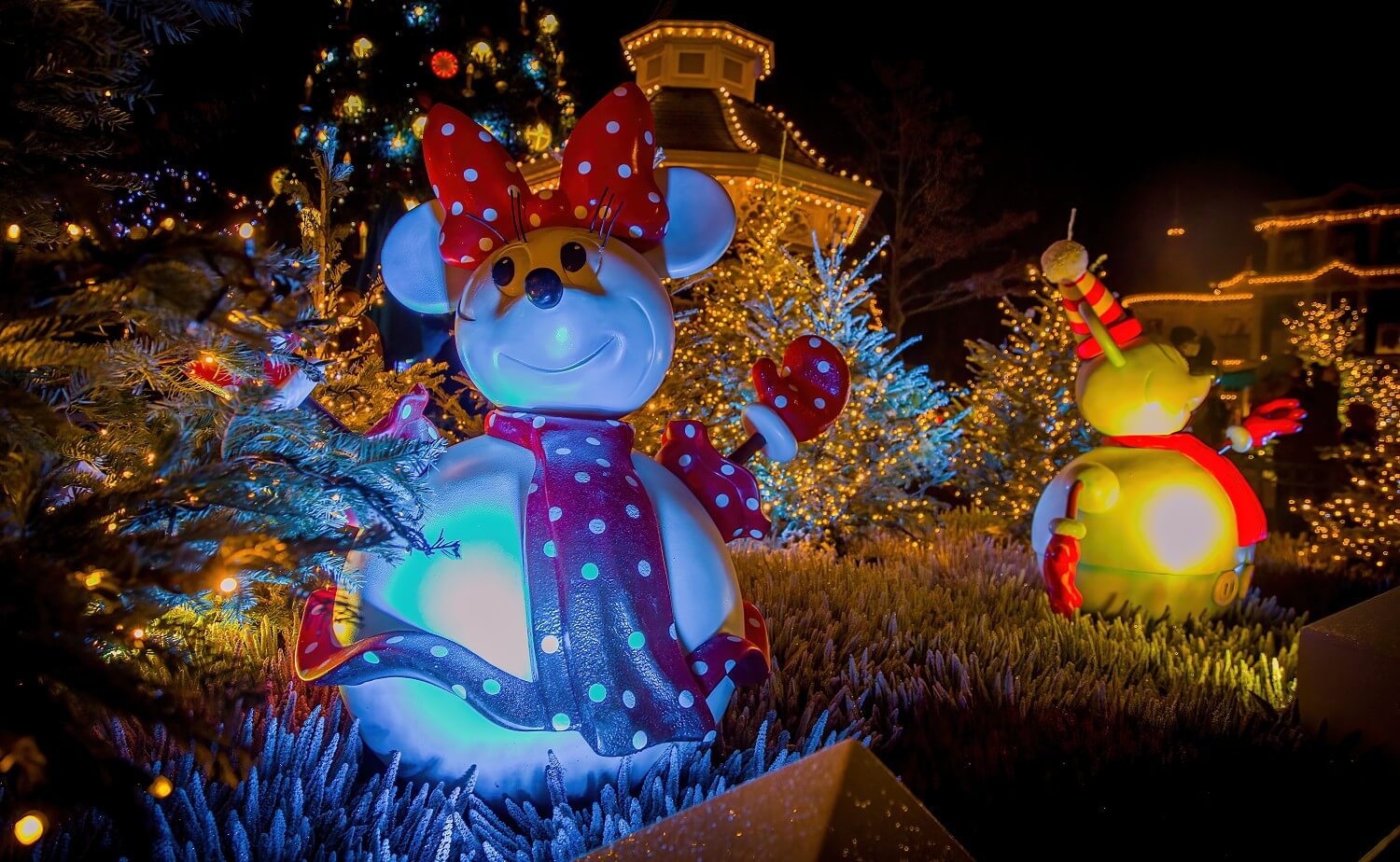 Minnie Mouse als Schneemann am nächtlichen Town Square