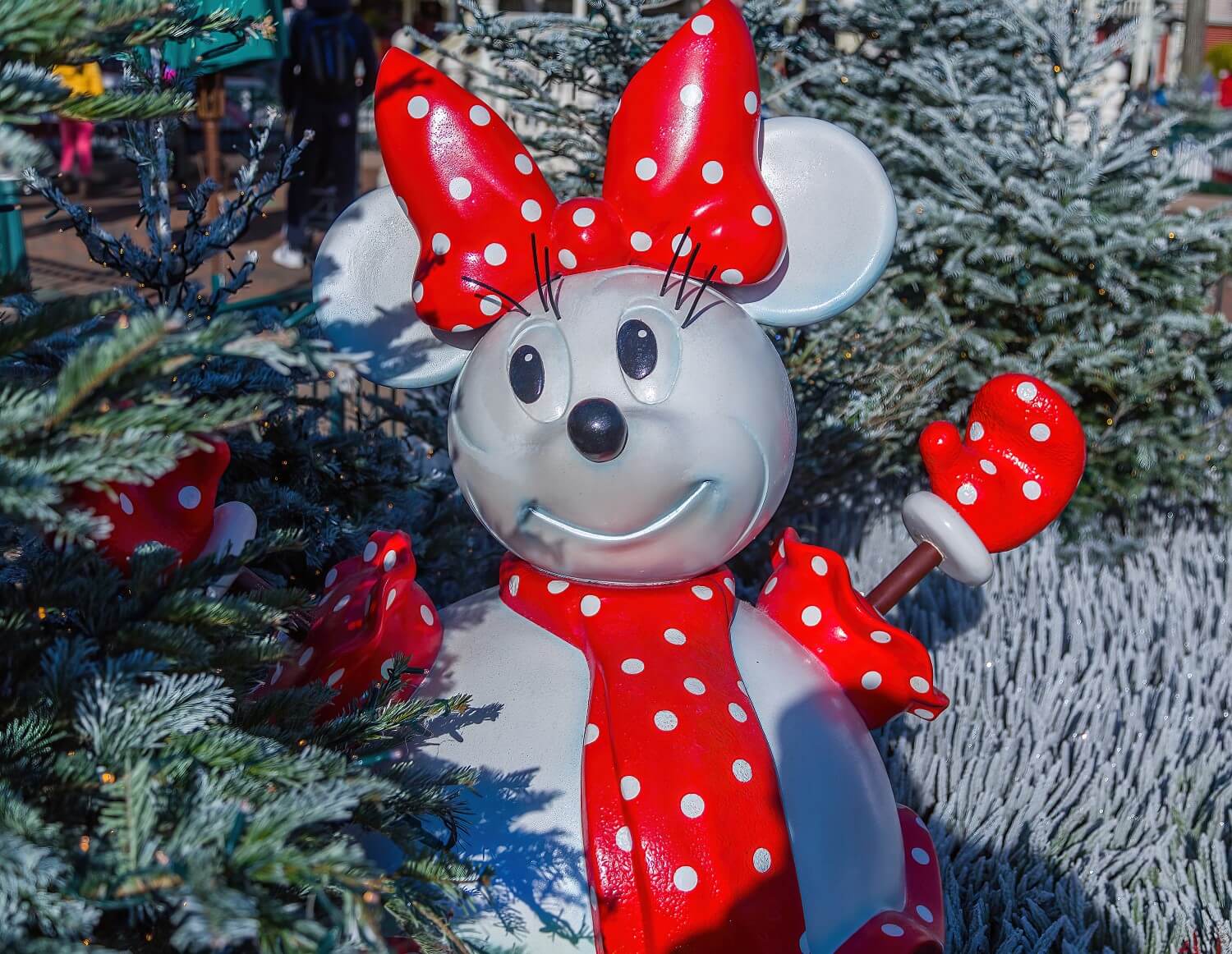 Minne Mouse Schneefrau mit roten & weiß-gepunkteten Handschuhen, Schal und Haarschleife