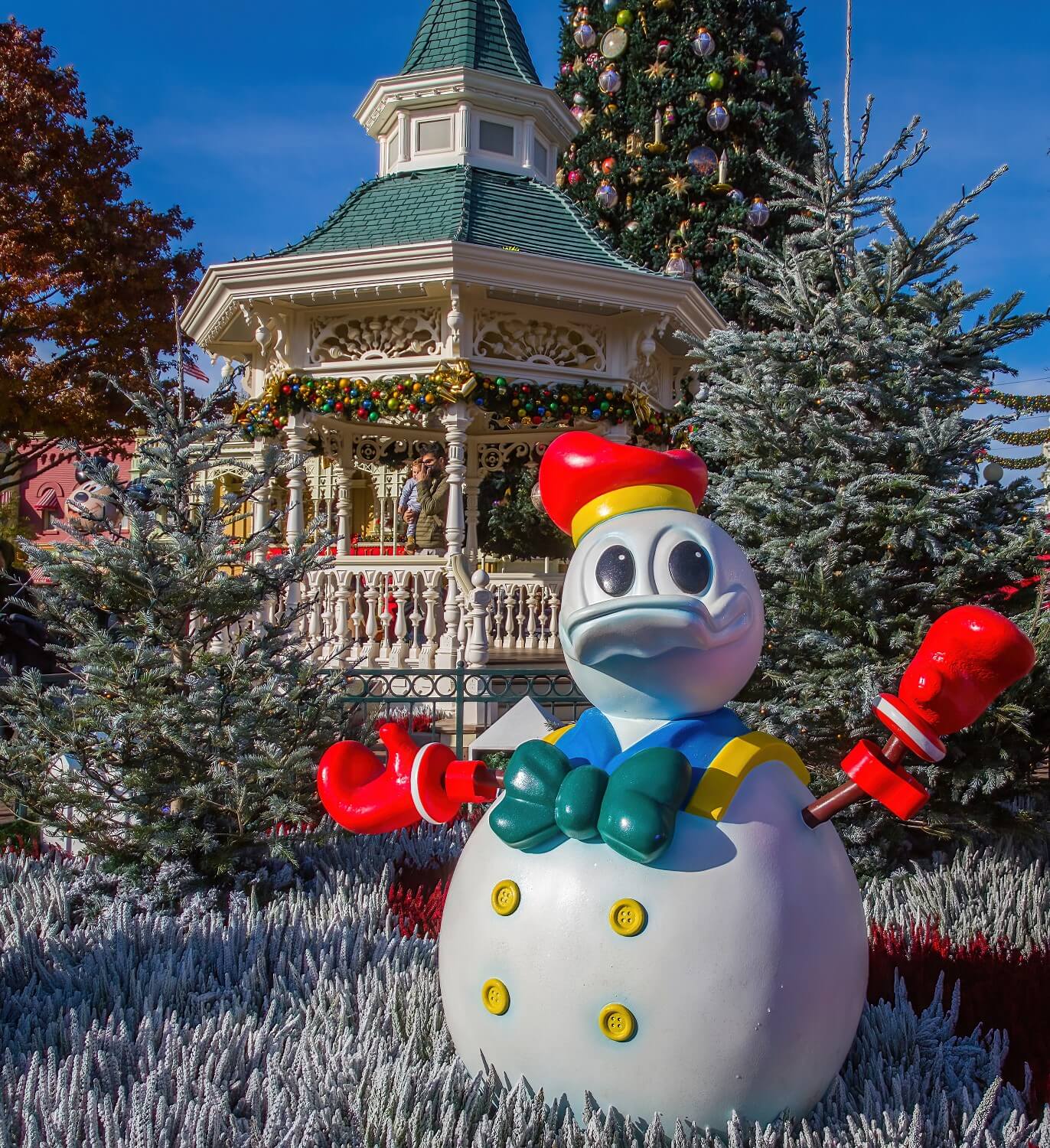 Donald Duck Schneemann vor dem Gazebo am Town Square