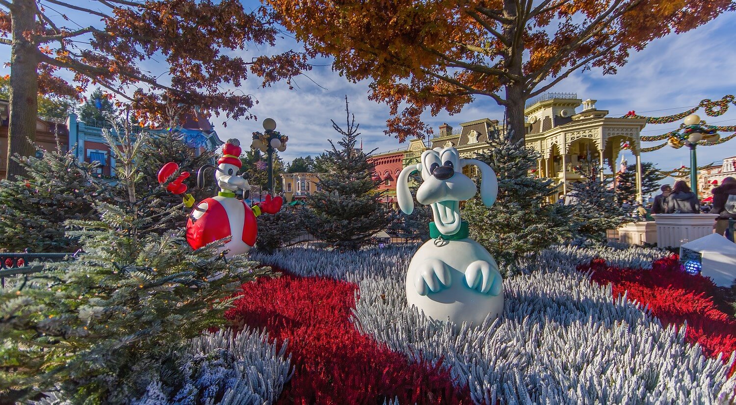 Goofy und Pluto als Schneemänner, die den Eindruck erwecken, sie würden durch die verschneite Landschaft tollen