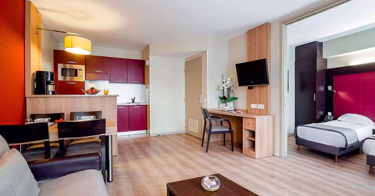 Wohnbereich eines Zimmers im Apart City Hotel bei Disneyland Paris